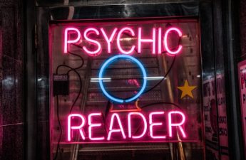 Neon sign: Psychic Reader